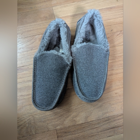 UGG Men\'s Charcoal Fleece Slip-Ons Grey Size 10 Never Worn!!